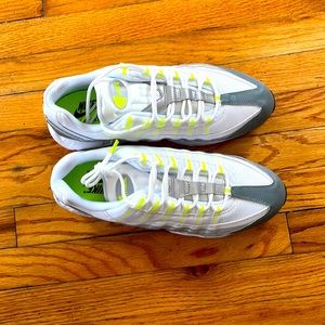 I’m selling Nike Airmax brand new in the box, never worn size mens 12.